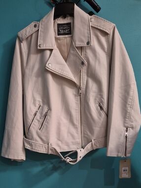NWT Levi's faux Leather  Off-White Moto Jacket with Belt PTP 26", LENTH 28"